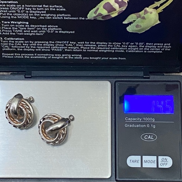 Vintage Unsigned Two-tone Round Rope Twisted Screw Back Earrings - Picture 10 of 11